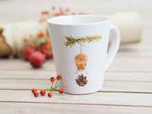 Laden Sie das Bild in den Galerie-Viewer, Konische Tasse "Freche Maus mit Tannenzweig"