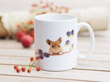 Laden Sie das Bild in den Galerie-Viewer, Feine Keramiktasse "Maus mit Brombeeren"