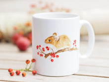 Laden Sie das Bild in den Galerie-Viewer, Feine Keramiktasse "Maus mit roten Beeren"