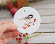 Laden Sie das Bild in den Galerie-Viewer, Anhänger aus Keramik mit Tannenmeise
