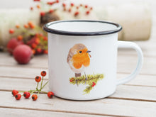 Laden Sie das Bild in den Galerie-Viewer, Emailletasse "Rotkehlchen mit Tannenzweig"