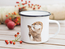 Laden Sie das Bild in den Galerie-Viewer, Emailletasse "Otter mit Kieselstein"