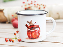Laden Sie das Bild in den Galerie-Viewer, Emailletasse "Waldmaus mit Bratapfel"