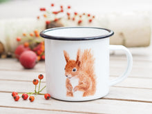 Laden Sie das Bild in den Galerie-Viewer, Emailletasse "Quirliges Eichhörnchen"