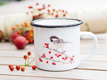 Laden Sie das Bild in den Galerie-Viewer, Emailletasse "Tannenmeise auf Beerenzweig"