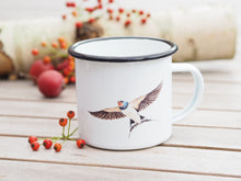 Laden Sie das Bild in den Galerie-Viewer, Emailletasse "Sommerliche Schwalbe"
