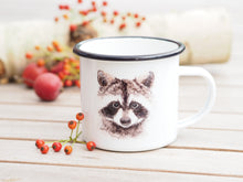 Laden Sie das Bild in den Galerie-Viewer, Emailletasse "Neugieriger Waschbär"