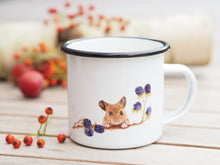 Laden Sie das Bild in den Galerie-Viewer, Emailletasse "Neugierige Maus mit Brombeeren"