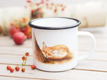 Laden Sie das Bild in den Galerie-Viewer, Emailletasse "Schlafender Fuchswelpe"