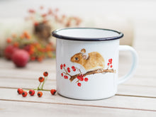 Laden Sie das Bild in den Galerie-Viewer, Emailletasse / Vintagetasse "Waldmaus mit Beeren"