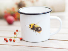 Laden Sie das Bild in den Galerie-Viewer, Emailletasse "Flauschige Wildbiene"