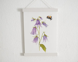 Kunstdruck "Glockenblume und Hummel" in 20x28 cm auf feinstem Papier