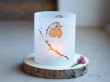 Laden Sie das Bild in den Galerie-Viewer, Windlicht Tischdeko "Rotkehlchen mit Blüten"
