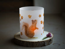 Laden Sie das Bild in den Galerie-Viewer, Windlicht Tischdeko "Eichhörnchen im Herbstlaub"