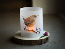 Laden Sie das Bild in den Galerie-Viewer, Windlicht / Teelichtpapier "Zaunkönig mit blauen Beeren"
