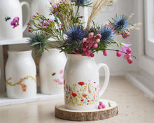 Laden Sie das Bild in den Galerie-Viewer, Vase Milchkännchen Sommerblumen