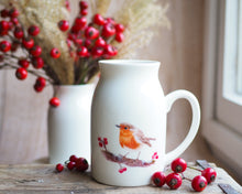 Laden Sie das Bild in den Galerie-Viewer, Weihnachtliches Keramik-Milchkännchen mit zartem Naturmotiv, feiner Druck in warmen Farben Rotkehlchen