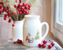 Laden Sie das Bild in den Galerie-Viewer, Weihnachtliches Keramik-Milchkännchen mit zartem Naturmotiv, feiner Druck in warmen Farben Fuchs und Hase