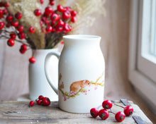 Laden Sie das Bild in den Galerie-Viewer, Weihnachtliches Keramik-Milchkännchen mit zartem Naturmotiv, feiner Druck in warmen Farben Klettermäuse