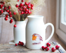 Laden Sie das Bild in den Galerie-Viewer, Keramik-Milchkännchen mit zartem Naturmotiv, feiner Druck in warmen Farben Rotkehlchen