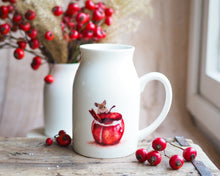Laden Sie das Bild in den Galerie-Viewer, Weihnachtliches Keramik-Milchkännchen mit zartem Naturmotiv, feiner Druck in warmen Farben Bratapfel