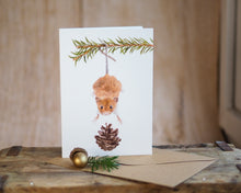 Laden Sie das Bild in den Galerie-Viewer, Weihnachtskarte / Klappkarte inkl. Umschlag "Freche Weihnachtsmaus mit Zapfen" auf feinstem Cotton-Papier