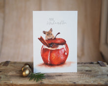 Laden Sie das Bild in den Galerie-Viewer, Weihnachtskarte "Lustige Maus und Bratapfel mit Text" auf feinstem Cotton-Papier