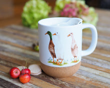 Laden Sie das Bild in den Galerie-Viewer, Grosse Tasse mit Korkboden "Lustige Laufenten"