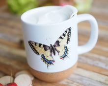 Laden Sie das Bild in den Galerie-Viewer, Grosse Tasse mit Korkboden "Leuchtender Schmetterling"