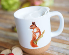 Laden Sie das Bild in den Galerie-Viewer, Grosse Tasse mit Korkboden "Scheues Eichhörnchen"