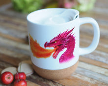 Laden Sie das Bild in den Galerie-Viewer, Grosse Tasse mit Korkboden "Rubindrache"