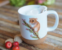 Laden Sie das Bild in den Galerie-Viewer, Grosse Tasse mit Korkboden "Niedliche Haselmaus"