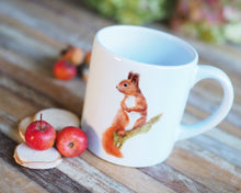 Laden Sie das Bild in den Galerie-Viewer, Kindertasse "Scheues Eichhörnchen"