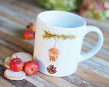 Laden Sie das Bild in den Galerie-Viewer, Kindertasse "Freche Maus mit Tannenzweig"