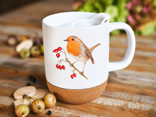 Laden Sie das Bild in den Galerie-Viewer, Grosse Tasse mit Korkboden "Rotkehlchen mit Hagebutten"