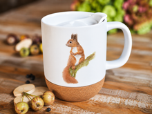 Laden Sie das Bild in den Galerie-Viewer, Grosse Tasse mit Korkboden "Scheues Eichhörnchen"