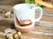 Laden Sie das Bild in den Galerie-Viewer, Große Tasse mit Korkboden "Schlafender Fuchs"