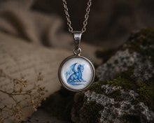 Laden Sie das Bild in den Galerie-Viewer, Kette mit Anhänger "Drache saphir", Edelstahlfassung, gold- oder silberfarben