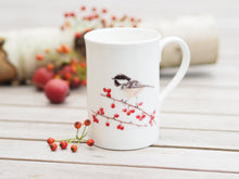Laden Sie das Bild in den Galerie-Viewer, Porzellantasse "Tannenmeise und Beeren"
