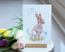 Laden Sie das Bild in den Galerie-Viewer, Kunstdruck / gedruckte Karte mit puscheligem Hasen im Gras "Frohe Ostern" auf feinstem Cotton-Papier