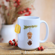 Laden Sie das Bild in den Galerie-Viewer, Große Teetasse "Freche Weihnachtsmaus"