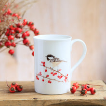 Laden Sie das Bild in den Galerie-Viewer, Porzellantasse "Tannenmeise und Beeren"