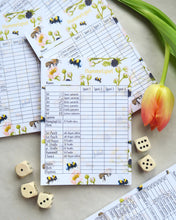 Laden Sie das Bild in den Galerie-Viewer, Das "Hummelspiel" - jetzt im zauberhaften Set inkl. Knobelbecher, Block, Würfel und Baumwollsäckchen