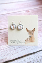 Laden Sie das Bild in den Galerie-Viewer, Ohrringe mit süßem Rehkitz, leicht hängend, aus silberfarbenem Edelstahl mit Cabochon