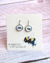 Laden Sie das Bild in den Galerie-Viewer, Ohrringe mit pummeliger Hummel, leicht hängend, aus silberfarbenem Edelstahl mit Cabochon