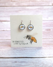Laden Sie das Bild in den Galerie-Viewer, Ohrringe mit fleißiger Biene, leicht hängend, aus silberfarbenem Edelstahl mit Cabochon
