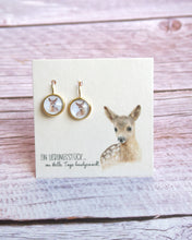 Laden Sie das Bild in den Galerie-Viewer, Ohrringe mit süßem Rehkitz, leicht hängend, aus goldfarbenem Edelstahl mit Cabochon