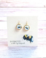 Laden Sie das Bild in den Galerie-Viewer, Ohrringe mit pummeliger Hummel, leicht hängend, aus goldfarbenem Edelstahl mit Cabochon