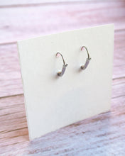 Laden Sie das Bild in den Galerie-Viewer, Ohrringe mit Hummelpo, leicht hängend, aus silberfarbenem Edelstahl mit Cabochon