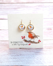 Laden Sie das Bild in den Galerie-Viewer, Ohrringe mit Rotkehlchen, leicht hängend, aus goldfarbenem Edelstahl mit Cabochon